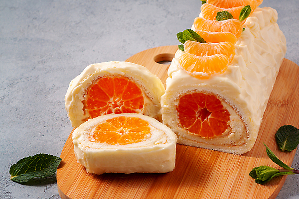 포토 JPG 해외이미지 단면 디저트 귤 실내 사람없음 롤케이크 나무도마 해외202004 해외포토 음식 과일 도마 내부 목재 케이크 파일형식 이미지허브