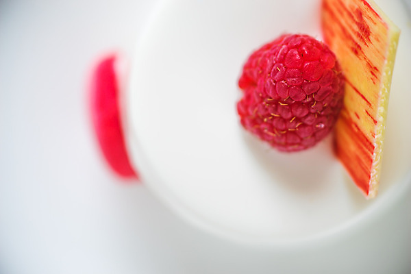 포토 JPG 해외이미지 접시 열매 음식 백그라운드 탁자 디저트 요리 사람없음 가로 빨간색 갈색 케이크 얼음 카페 빵집 식탁보 흰색 도자기 달콤 맛 아침식사 소프트포커스 설탕 굽기 먹기 냅킨 산딸기 카페테리아 블러 페스츄리 해외202004 해외포토 자연요소 식물 식기 빵 컬러 가구 컨셉 과일 모션 촬영기법 상점 식사 구이 파일형식 이미지허브