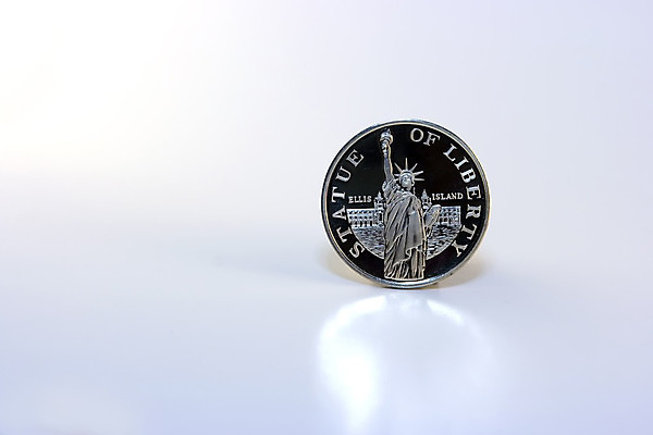 포토 JPG 해외이미지 1 그릇 접시 섬 백그라운드 돈 새로움 사람없음 옆모습 금융 조각상 반사 달러 동전 저축 자유 흰색 재산 황금 투자 만들기 반전 해외202004 해외포토 식기 뷰포인트 컬러 컨셉 비즈니스 모션 경제 조형물 파일형식 이미지허브