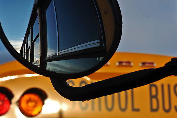 포토 JPG 해외이미지 교육 어린이 곡선 오렌지 학교 교통시설 자동차 버스 안전 사람없음 야외 반사 노란색 미국 유치원 거울 운전 가르침 승차 주차 심볼 사인 신호 일반 모터 그만 자동 해외202004 해외포토 선 육상교통 컬러 교통 북아메리카 과일 모션 대중교통 사람 시설 파일형식 이미지허브