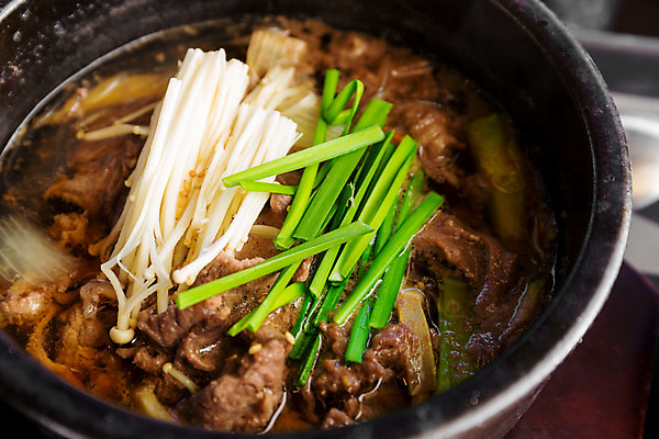 포토 JPG 해외이미지 한식 실내 근접촬영 사람없음 국 팽이버섯 부추 소고기국 해외202004 해외포토 음식 뷰포인트 채소 내부 버섯 국물 파일형식 이미지허브