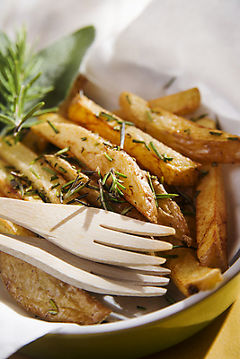 포토 JPG 해외이미지 실내 근접촬영 사람없음 감자튀김 나무포크 해외202004 해외포토 뷰포인트 포크 감자 내부 튀김 파일형식 이미지허브