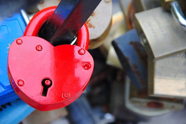 포토 JPG 해외이미지 전통 결혼 자물쇠 발렌타인데이 사랑 사람없음 빨간색 울타리 하트 접속 심볼 잠금 라트비아 리가 철책 해외202004 해외포토 모양 감정 컬러 데이이벤트 북유럽 이벤트 담장 보안 파일형식 이미지허브