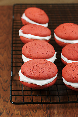 포토 JPG 해외이미지 전통 음식 크리스마스 디저트 사람없음 빨간색 쌓기 쿠키 케이크 초콜릿 흰색 대접 달콤 굽기 가득함 남쪽 크림치즈 핸드메이드 프로스팅 해외202004 해외포토 기념일 컬러 모션 치즈 맛 구이 방향 제빵 파일형식 이미지허브