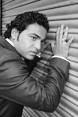 포토 JPG 해외이미지 모델 남자 얼굴 포즈 한명 동양인 정장 검은색 흰색 인도인 해외202004 해외포토 외국인 1 옷 컬러 사람 인종 신체부위 파일형식 이미지허브