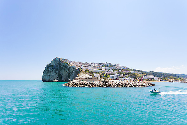 포토 JPG 해외이미지 전통 유럽 여행 건축양식 자연 휴가 산 주택 풍경 사람없음 건물 여름 햇빛 항구 이탈리아 도시 보트 성 중세 역사 땅 지중해 언덕 폐허 해안도시 암초 모터보트 포트 스카이라인 터키석 해외202004 해외포토 건축물 계절 건축 나라 바다 배_교통 교통시설 태양 보석 생태계 파일형식 이미지허브