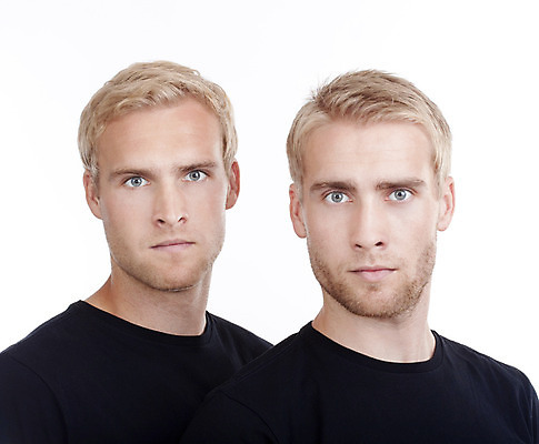 포토 JPG 해외이미지 2 가족 사람 소년 두명 흰색 쌍둥이 형제 남동생 해외202004 해외포토 남자 어린이 컬러 관계 동생 파일형식 이미지허브