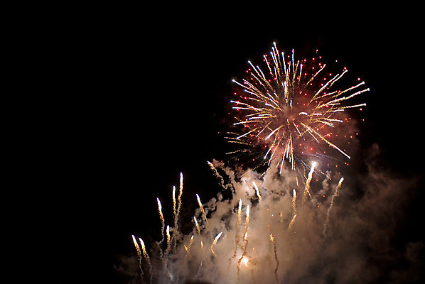 포토 JPG 해외이미지 백그라운드 하늘 기념 폭죽 불꽃놀이 이벤트 사람없음 빨간색 빛 컬러풀 검은색 어둠 로켓 축하 야간 폭발 연도 파열 빛망울 광 독립 해외202004 해외포토 자연요소 컬러 컨셉 놀이 파일형식 이미지허브
