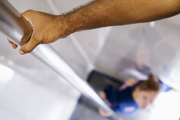 포토 JPG 해외이미지 백인 40대 티셔츠 유니폼 실내 서기 20대 성인 사람없음 두명 아웃포커스 가로 장비 긴급 잡기 보호 소방관 동료 팔 영웅 구조대 해외202004 해외포토 서양인 옷 중년 컨셉 셔츠 관계 모션 촬영기법 사람 청년 내부 신체부위 구출 구조원 소방 파일형식 이미지허브