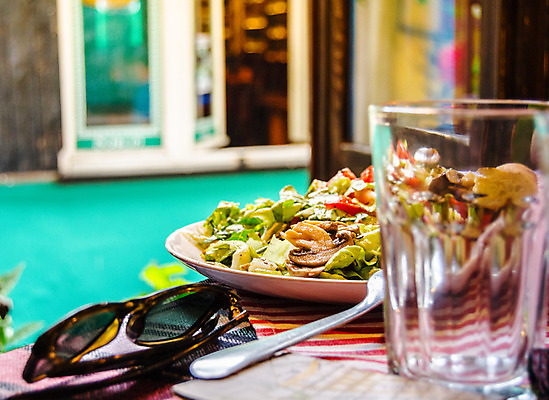 포토 JPG 해외이미지 접시 음료 음식 포크 채소 창문 유리 탁자 실내 건강 사람없음 가로 초록색 물 여름 선글라스 식당 식사 버섯 카페 샐러드 기구 맛 작음 먹기 배고픔 준비 점심식사 세르비아 전경 해외202004 해외포토 자연요소 식기 계절 안경 컬러 가구 컨셉 모션 재질 풍경 내부 상점 크기 파일형식 탑뷰 이미지허브