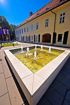 포토 JPG 해외이미지 공원 유럽 도로 건축양식 자연 하늘 거리 주택 풍경 사람없음 야외 건물 세로 초록색 파란색 도시풍경 교회 탑 도시 센터 역사 묘사 분수 통로 아치 정사각형 장면 타운 크로아티아 스카이라인 옛날 해외202004 해외포토 도형 건축물 공공시설 건축 나라 길 컬러 종교건축 교통시설 생태계 파일형식 이미지허브