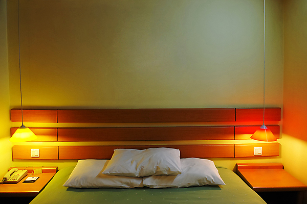 포토 JPG 해외이미지 디자인 벽 여행 가구 베개 호텔 휴가 휴식 조명 주택 따뜻함 동양인 사람없음 내부 장식 빛 침실 방 덮개 흰색 침대 램프 잠 야간 휴양지 여관 매트리스 해외202004 해외포토 자연요소 컬러 생활용품 컨셉 침구 숙소 인종 건물 장소 뚜껑 파일형식 이미지허브