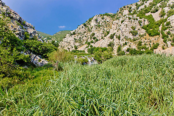 포토 JPG 해외이미지 나무 공원 유럽 자연 지팡이 산 풍경 사람없음 초록색 물 강 환경 골짜기 폭포 흐름 가을 바위 개울 에메랄드 크로아티아 내추럴 석회암 전국 해외202004 해외포토 자연요소 식물 계절 공공시설 나라 컬러 컨셉 암석 돌_바위 보석 생태계 파일형식 이미지허브