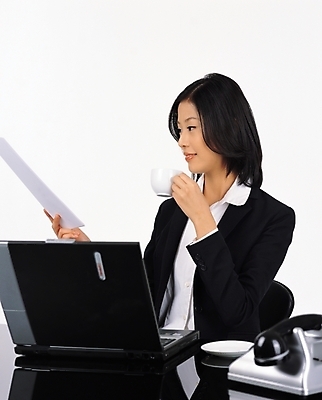 포토 JPG 스튜디오촬영 여자 커피 비즈니스 한명 사람 앉기 상반신 20대 성인 노트북 컴퓨터 사무실 업무 직장인 사무원 비즈니스우먼 전화기 책상 여자만 여자한명만 성인여자만 청년만 청년여자만 성인한명만 청년여자한명만 성인여자한명만 성인만 국내포토 직업 1 음료 가구 모션 실내 청년 전자제품 작업 파일형식