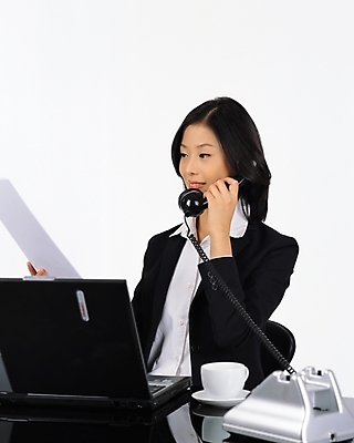 포토 JPG 스튜디오촬영 여자 비즈니스 한명 사람 앉기 상반신 20대 성인 노트북 컴퓨터 사무실 업무 직장인 사무원 비즈니스우먼 전화기 텔레마케팅 통화 여자만 여자한명만 성인여자만 청년만 청년여자만 성인한명만 청년여자한명만 성인여자한명만 성인만 국내포토 직업 1 모션 실내 청년 전자제품 작업 서비스업 파일형식