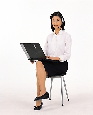 포토 JPG 스튜디오촬영 전신 여자 비즈니스 한명 사람 앉기 정장 20대 성인 노트북 치마 헤드셋 업무 직장인 사무원 비즈니스우먼 상담원 상담 텔레마케팅 여자만 여자한명만 성인여자만 청년만 청년여자만 성인한명만 청년여자한명만 성인여자한명만 성인만 국내포토 직업 1 옷 음향기기 모션 하의 실내 청년 전자제품 헤드폰 작업 서비스업 파일형식