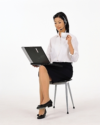 포토 JPG 스튜디오촬영 전신 여자 커피 비즈니스 한명 사람 앉기 20대 성인 노트북 컴퓨터 헤드셋 업무 사무원 비즈니스우먼 상담원 상담 텔레마케팅 여자만 여자한명만 성인여자만 청년만 청년여자만 성인한명만 청년여자한명만 성인여자한명만 성인만 국내포토 직업 1 음료 음향기기 모션 실내 청년 전자제품 헤드폰 작업 직장인 서비스업 파일형식