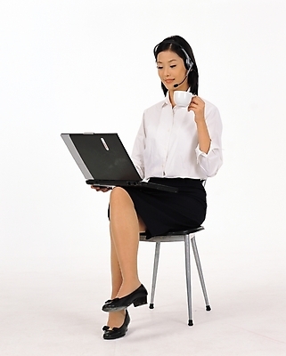 포토 JPG 스튜디오촬영 전신 여자 커피 비즈니스 한명 사람 앉기 20대 성인 노트북 컴퓨터 헤드셋 업무 사무원 비즈니스우먼 상담원 상담 텔레마케팅 여자만 여자한명만 성인여자만 청년만 청년여자만 성인한명만 청년여자한명만 성인여자한명만 성인만 국내포토 직업 1 음료 음향기기 모션 실내 청년 전자제품 헤드폰 작업 직장인 서비스업 파일형식