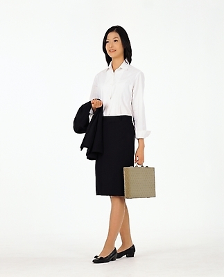 포토 JPG 스튜디오촬영 전신 여자 서류가방 비즈니스 한명 서기 사람 정장 20대 성인 치마 직장인 비즈니스우먼 여자만 여자한명만 성인여자만 청년만 청년여자만 성인한명만 청년여자한명만 성인여자한명만 성인만 국내포토 직업 1 옷 가방 모션 하의 실내 청년 파일형식