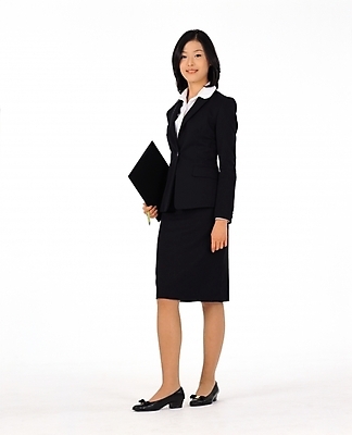 포토 JPG 스튜디오촬영 전신 여자 비즈니스 한명 서기 사람 정장 20대 성인 치마 직장인 사무원 비즈니스우먼 결재 결재판 여자만 여자한명만 성인여자만 청년만 청년여자만 성인한명만 청년여자한명만 성인여자한명만 성인만 국내포토 직업 1 옷 모션 하의 실내 청년 파일형식