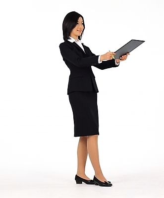 포토 JPG 스튜디오촬영 전신 여자 비즈니스 한명 서기 사람 정장 20대 성인 치마 직장인 사무원 비즈니스우먼 결재 결재판 여자만 여자한명만 성인여자만 청년만 청년여자만 성인한명만 청년여자한명만 성인여자한명만 성인만 국내포토 직업 1 옷 모션 하의 실내 청년 파일형식