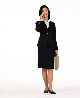 포토 JPG 스튜디오촬영 전신 여자 과학 서류가방 비즈니스 정보통신 한명 서기 사람 정장 20대 성인 앞모습 스마트폰 치마 통신기기 직장인 비즈니스우먼 전화기 통화 여자만 여자한명만 성인여자만 청년만 청년여자만 성인한명만 청년여자한명만 성인여자한명만 성인만 국내포토 직업 1 옷 뷰포인트 가방 통신 모션 하의 실내 청년 핸드폰 스마트기기 기계 정보 파일형식