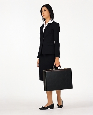 포토 JPG 스튜디오촬영 전신 여자 서류가방 비즈니스 한명 서기 사람 정장 20대 성인 치마 직장인 비즈니스우먼 여자만 여자한명만 성인여자만 청년만 청년여자만 성인한명만 청년여자한명만 성인여자한명만 성인만 국내포토 직업 1 옷 가방 모션 하의 실내 청년 파일형식