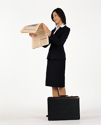 포토 JPG 스튜디오촬영 전신 여자 서류가방 비즈니스 한명 서기 사람 정장 20대 성인 치마 직장인 비즈니스우먼 신문 여자만 여자한명만 성인여자만 청년만 청년여자만 성인한명만 청년여자한명만 성인여자한명만 성인만 국내포토 직업 1 옷 가방 모션 하의 실내 청년 간행물 뉴스 파일형식