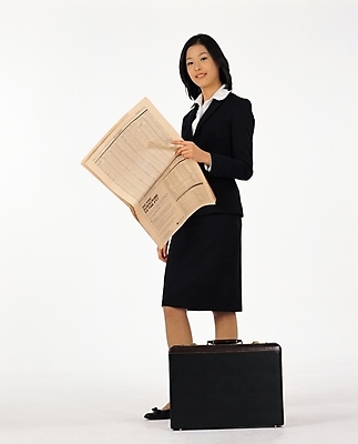 포토 JPG 스튜디오촬영 전신 여자 서류가방 비즈니스 한명 서기 사람 정장 20대 성인 치마 직장인 비즈니스우먼 신문 여자만 여자한명만 성인여자만 청년만 청년여자만 성인한명만 청년여자한명만 성인여자한명만 성인만 국내포토 직업 1 옷 가방 모션 하의 실내 청년 간행물 뉴스 파일형식