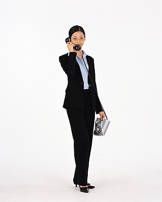 포토 JPG 스튜디오촬영 전신 여자 비즈니스 한명 서기 사람 20대 성인 앞모습 직장인 비즈니스우먼 전화기 수화기 통화 여자만 여자한명만 성인여자만 청년만 청년여자만 성인한명만 청년여자한명만 성인여자한명만 성인만 국내포토 직업 1 뷰포인트 모션 실내 청년 파일형식