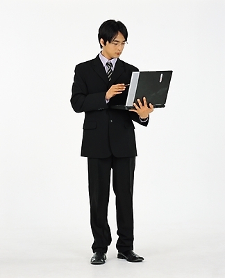 포토 JPG 스튜디오촬영 전신 남자 비즈니스 한명 서기 사람 정장 20대 성인 앞모습 노트북 직장인 비즈니스맨 남자만 남자한명만 성인남자만 청년만 청년남자만 청년남자한명만 성인한명만 성인남자한명만 성인만 국내포토 직업 1 옷 뷰포인트 모션 실내 청년 전자제품 파일형식