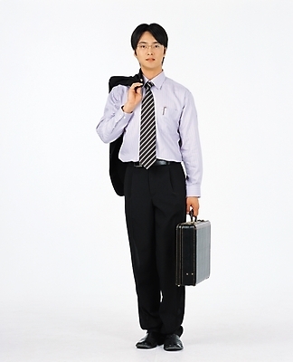 포토 JPG 스튜디오촬영 전신 남자 서류가방 가방 비즈니스 한명 서기 사람 정장 20대 성인 앞모습 직장인 비즈니스맨 남자만 남자한명만 성인남자만 청년만 청년남자만 청년남자한명만 성인한명만 성인남자한명만 성인만 국내포토 직업 1 잡화 옷 뷰포인트 모션 실내 청년 파일형식