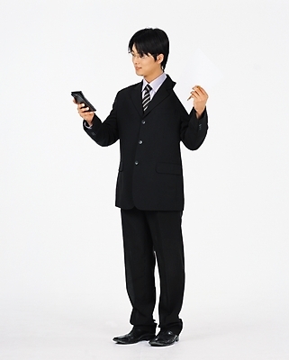 포토 JPG 스튜디오촬영 전신 남자 비즈니스 한명 서기 사람 정장 20대 성인 메모지 직장인 비즈니스맨 남자만 남자한명만 성인남자만 청년만 청년남자만 청년남자한명만 성인한명만 성인남자한명만 성인만 국내포토 직업 1 옷 모션 실내 청년 사무용품 파일형식