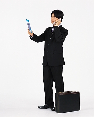 포토 JPG 스튜디오촬영 전신 남자 과학 가방 비즈니스 정보통신 한명 서기 사람 정장 20대 성인 스마트폰 통신기기 직장인 비즈니스맨 전화기 출장 통화 남자만 남자한명만 성인남자만 청년만 청년남자만 청년남자한명만 성인한명만 성인남자한명만 성인만 국내포토 직업 1 잡화 옷 통신 모션 실내 청년 핸드폰 스마트기기 기계 정보 파일형식