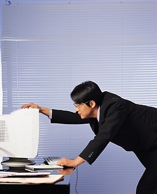 포토 JPG 남자 비즈니스 창문 실내 한명 사람 정장 20대 성인 옆모습 컴퓨터 사무실 사무용품 블라인드 직장인 비즈니스맨 남자만 남자한명만 성인남자만 청년만 청년남자만 청년남자한명만 성인한명만 성인남자한명만 성인만 국내포토 직업 1 옷 뷰포인트 문구용품 청년 내부 전자제품 커튼 파일형식