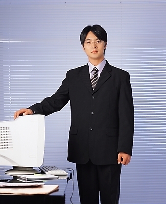포토 JPG 전신 남자 회사 비즈니스 실내 한명 서기 사람 정장 20대 성인 앞모습 컴퓨터 사무실 블라인드 직장인 비즈니스맨 남자만 남자한명만 성인남자만 청년만 청년남자만 청년남자한명만 성인한명만 성인남자한명만 성인만 국내포토 직업 1 옷 뷰포인트 모션 청년 내부 전자제품 커튼 파일형식