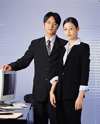 포토 JPG 여자 남자 회사 비즈니스 협력 실내 서기 사람 정장 성인 두명 앞모습 직장인 비즈니스맨 비즈니스우먼 동료 성인만 국내포토 직업 옷 뷰포인트 관계 모션 내부 파일형식