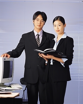 포토 JPG 여자 남자 회사 비즈니스 협력 실내 서기 사람 정장 성인 두명 앞모습 다이어리 직장인 비즈니스맨 비즈니스우먼 동료 성인만 국내포토 직업 옷 뷰포인트 관계 모션 내부 사무용품 파일형식