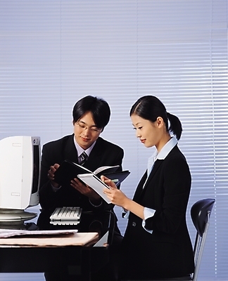 포토 JPG 여자 남자 회사 비즈니스 협력 실내 사람 앉기 정장 상반신 성인 두명 다이어리 메모지 직장인 비즈니스맨 비즈니스우먼 동료 성인만 국내포토 직업 옷 관계 모션 내부 사무용품 파일형식