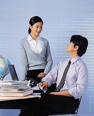 포토 JPG 여자 남자 회사 비즈니스 협력 실내 사람 앉기 정장 상반신 성인 두명 직장인 비즈니스맨 비즈니스우먼 동료 성인만 국내포토 직업 옷 관계 모션 내부 파일형식