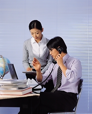 포토 JPG 여자 남자 회사 비즈니스 협력 실내 사람 앉기 정장 상반신 성인 두명 노트북 직장인 비즈니스맨 비즈니스우먼 상사 동료 통화 성인만 국내포토 직업 옷 관계 모션 내부 전자제품 파일형식