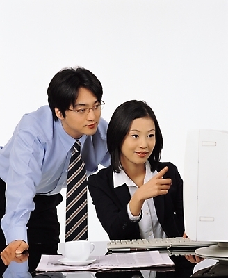 포토 JPG 스튜디오촬영 여자 남자 회사 비즈니스 협력 사람 앉기 정장 상반신 성인 두명 직장인 비즈니스맨 비즈니스우먼 상사 동료 성인만 국내포토 직업 옷 관계 모션 실내 파일형식