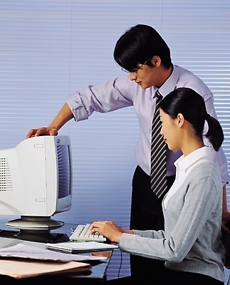 포토 JPG 여자 남자 회사 비즈니스 협력 실내 사람 앉기 정장 상반신 성인 두명 직장인 비즈니스맨 비즈니스우먼 상사 동료 성인만 국내포토 직업 옷 관계 모션 내부 파일형식