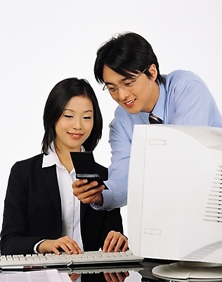 포토 JPG 스튜디오촬영 여자 남자 회사 비즈니스 협력 사람 앉기 정장 상반신 성인 두명 컴퓨터 키보드 직장인 비즈니스맨 비즈니스우먼 상사 동료 성인만 국내포토 직업 옷 관계 모션 실내 전자제품 파일형식