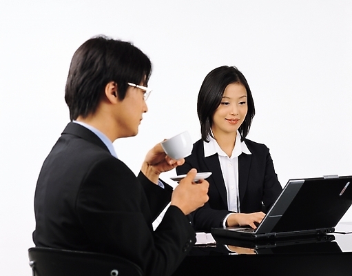 포토 JPG 스튜디오촬영 여자 남자 회사 비즈니스 협력 사람 앉기 정장 상반신 성인 두명 노트북 컴퓨터 직장인 비즈니스맨 비즈니스우먼 상사 동료 성인만 국내포토 직업 옷 관계 모션 실내 전자제품 파일형식