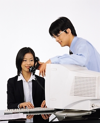 포토 JPG 스튜디오촬영 여자 남자 회사 비즈니스 협력 사람 앉기 정장 상반신 성인 두명 컴퓨터 직장인 비즈니스맨 비즈니스우먼 상사 동료 성인만 국내포토 직업 옷 관계 모션 실내 전자제품 파일형식