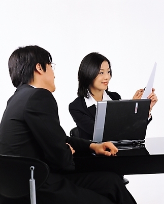 포토 JPG 스튜디오촬영 여자 남자 회사 비즈니스 협력 사람 앉기 정장 상반신 성인 두명 노트북 컴퓨터 직장인 비즈니스맨 비즈니스우먼 상사 동료 성인만 국내포토 직업 옷 관계 모션 실내 전자제품 파일형식