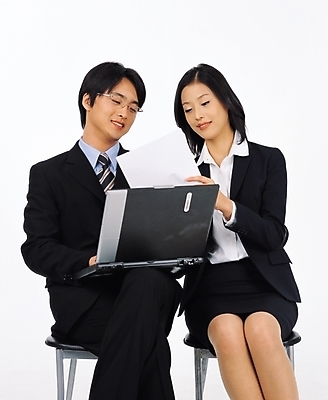 포토 JPG 스튜디오촬영 여자 남자 회사 비즈니스 협력 사람 앉기 정장 상반신 성인 두명 앞모습 노트북 컴퓨터 직장인 비즈니스맨 비즈니스우먼 상사 동료 성인만 국내포토 직업 옷 뷰포인트 관계 모션 실내 전자제품 파일형식