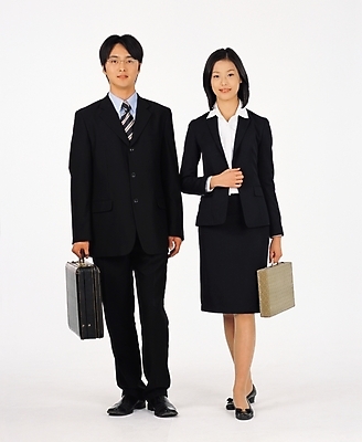 포토 JPG 스튜디오촬영 전신 여자 남자 서류가방 가방 회사 비즈니스 서기 사람 정장 성인 두명 앞모습 직장인 비즈니스맨 비즈니스우먼 상사 동료 성인만 국내포토 직업 잡화 옷 뷰포인트 관계 모션 실내 파일형식