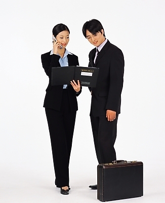 포토 JPG 스튜디오촬영 전신 여자 남자 서류가방 가방 회사 비즈니스 서기 사람 정장 성인 두명 앞모습 스마트폰 직장인 비즈니스맨 비즈니스우먼 상사 동료 파일 결재판 성인만 국내포토 직업 잡화 옷 뷰포인트 관계 모션 실내 핸드폰 스마트기기 결재 파일형식
